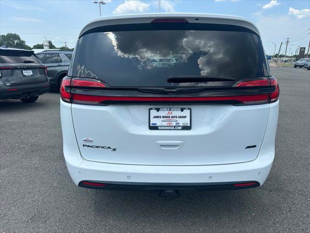 Used 2021 Chrysler Pacifica Touring-L w/ S Appearance Package AWD/4WD image 6