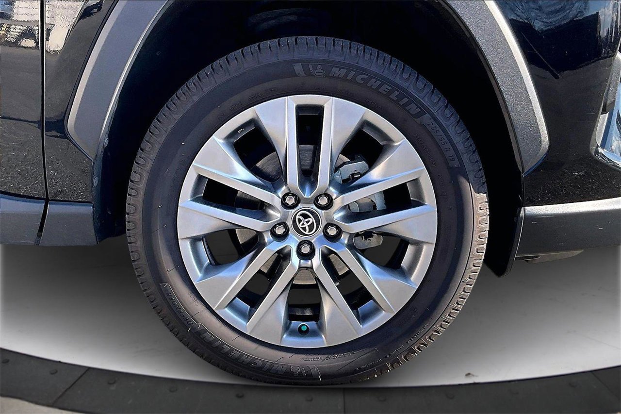 Used 2022 Toyota RAV4 XLE Premium image 33