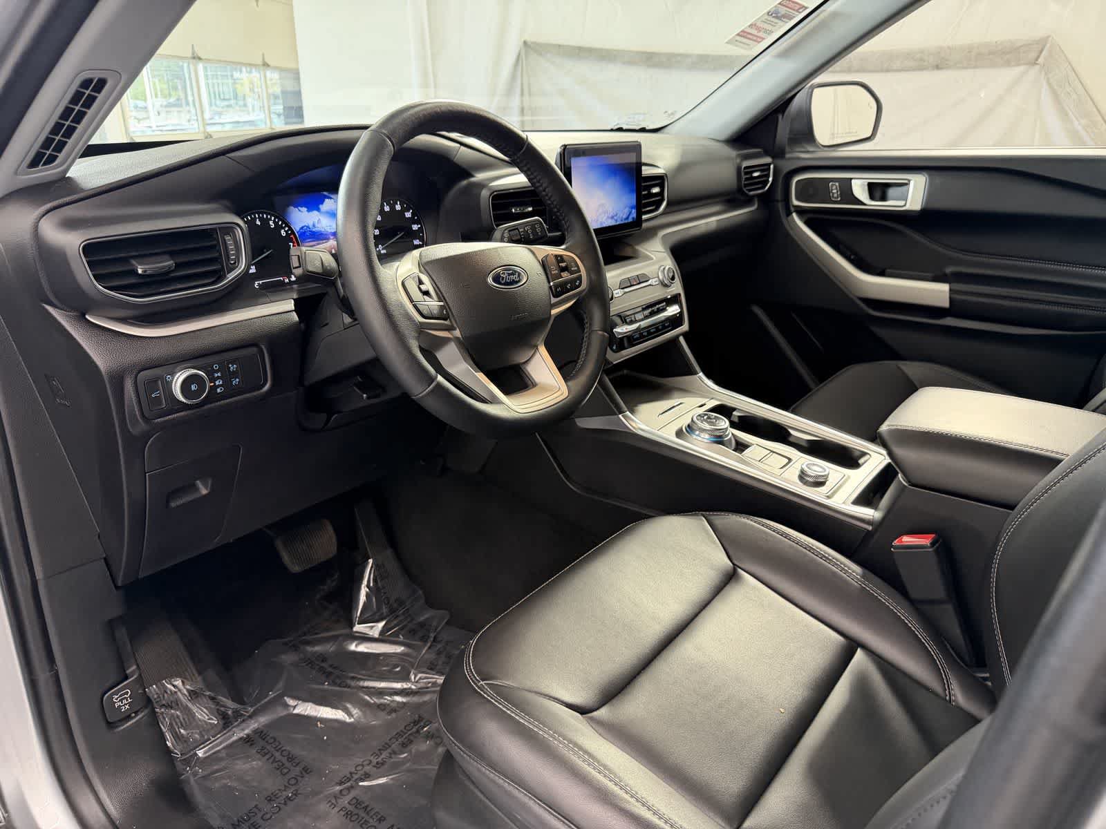 Used 2022 Ford Explorer XLT w/ Equipment Group 202A AWD/4WD image 9