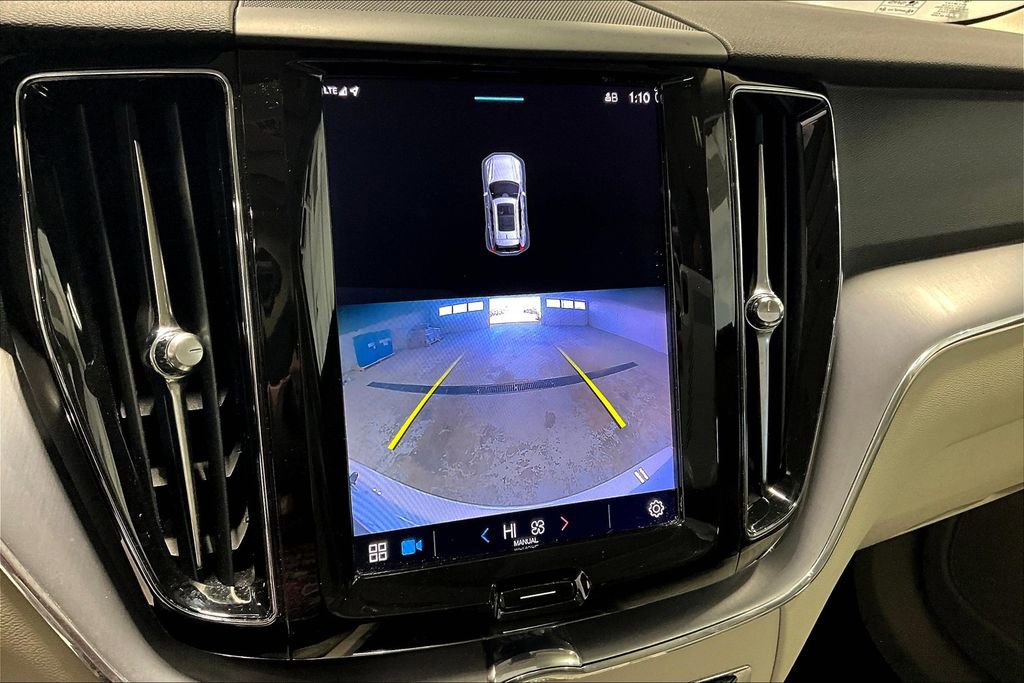 Used 2022 Volvo XC60 B5 Momentum image 30