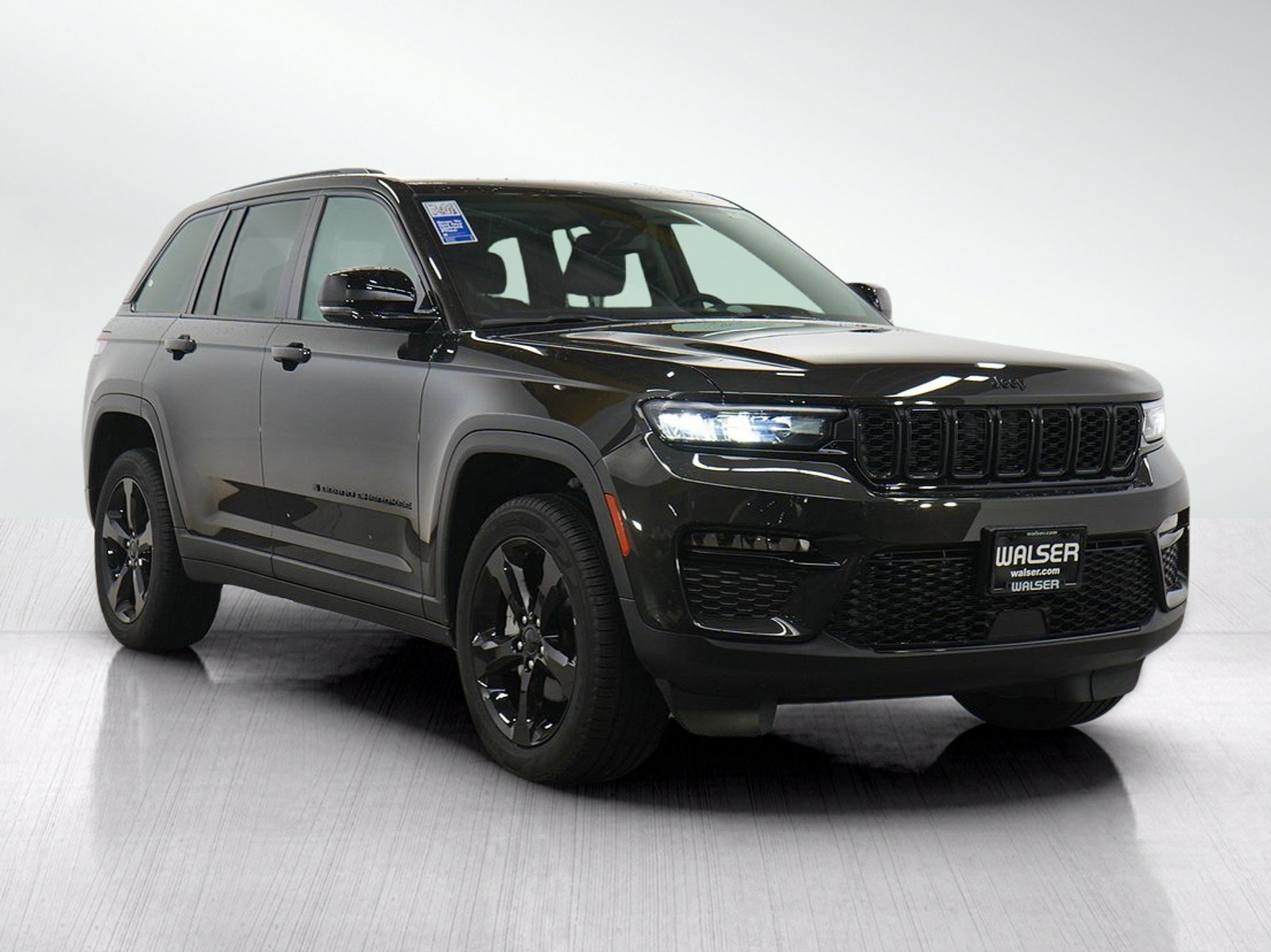 Used 2024 Jeep Grand Cherokee Limited w/ Black Appearance Package AWD/4WD image 7