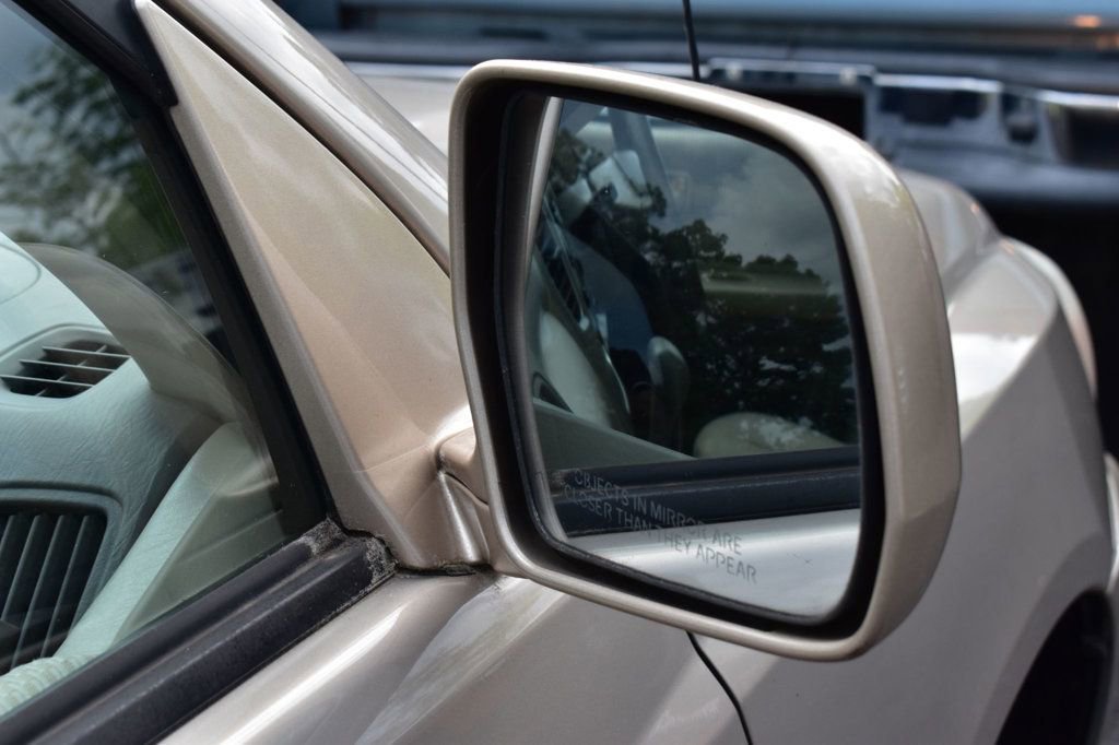 Used 2005 Toyota Highlander 4WD V6 w/ 3rd Row image 38