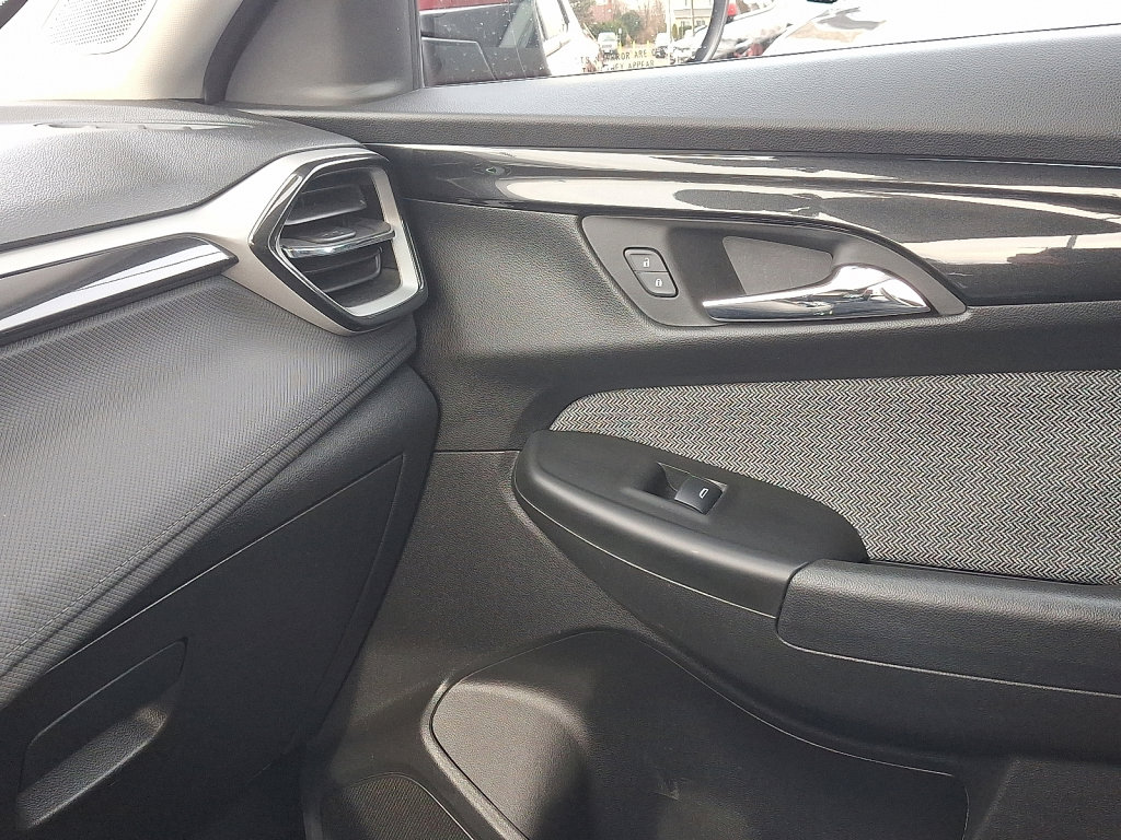 Used 2025 Chevrolet TrailBlazer LT image 31