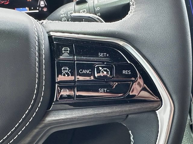 Used 2023 Jeep Grand Cherokee Overland AWD/4WD image 18