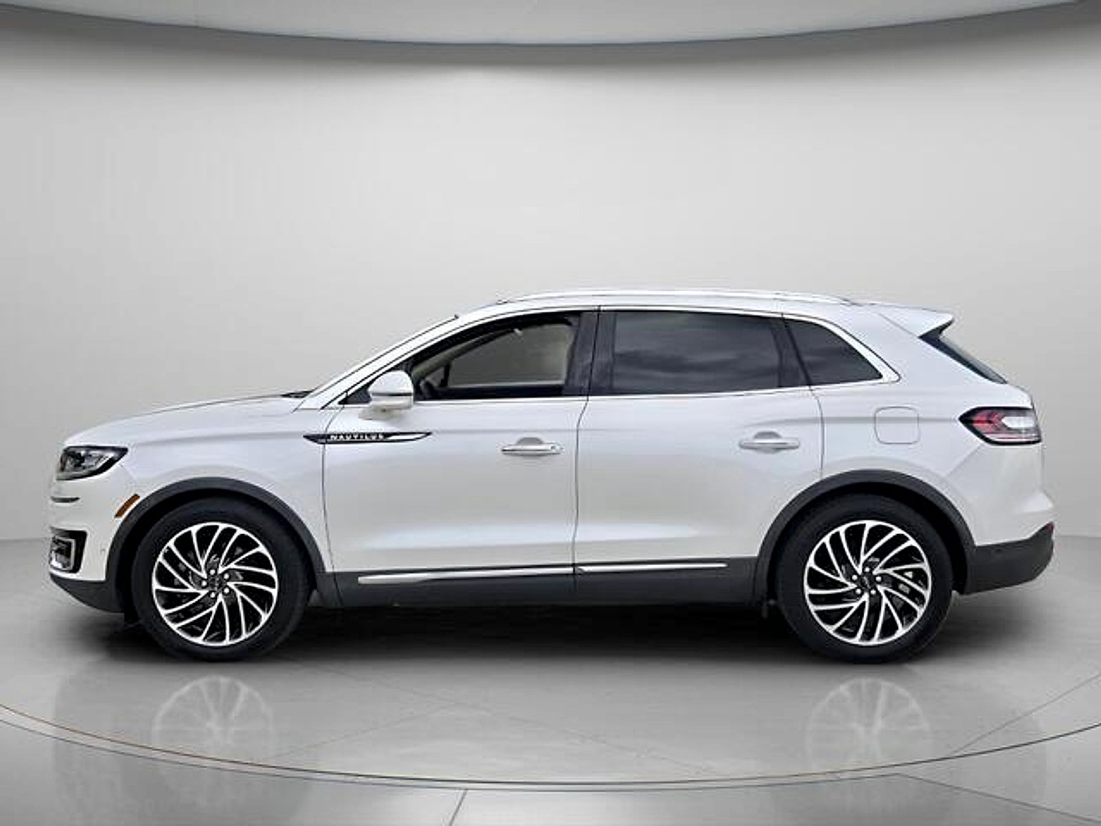 Used 2019 Lincoln Nautilus Reserve FWD image 3
