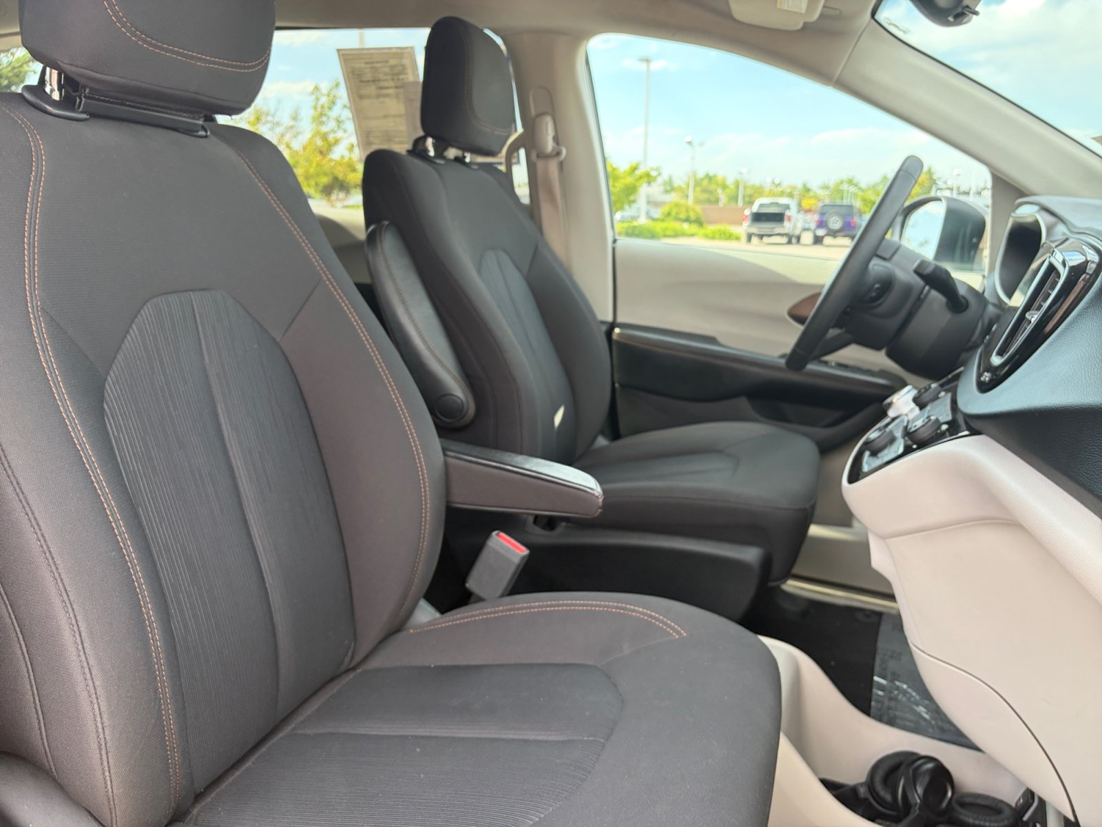 Used 2017 Chrysler Pacifica Touring FWD image 26