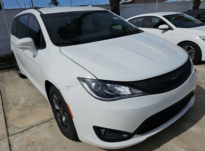 Used 2018 Chrysler Pacifica Touring-L w/ Premium Audio Group FWD image 17
