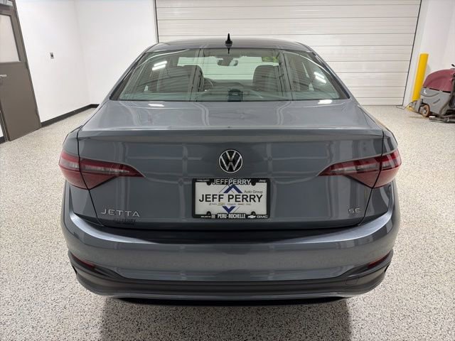 Used 2023 Volkswagen Jetta SE w/ Panoramic Sunroof Package image 5