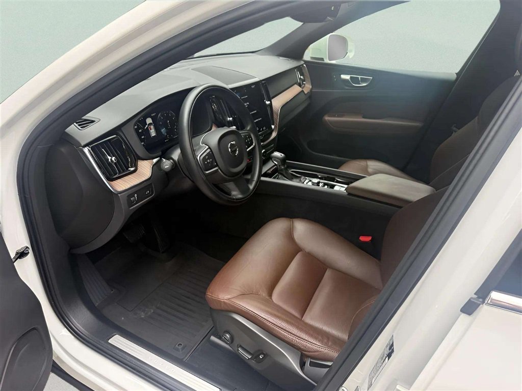 Used 2021 Volvo XC60 T5 Momentum w/ Premium Package AWD/4WD image 14