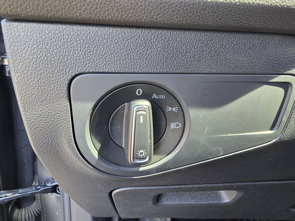 Used 2021 Volkswagen Tiguan SE w/ Panoramic Sunroof Package image 18