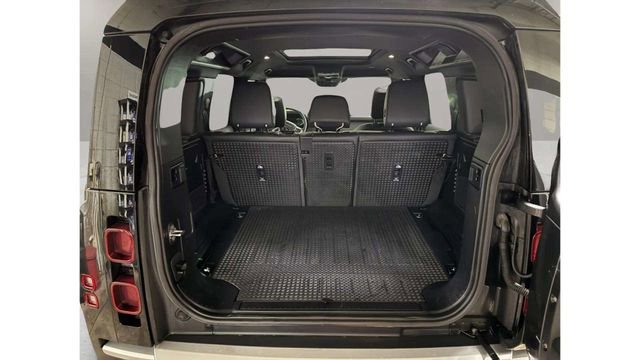 Used 2023 Land Rover Defender 110 SE image 11