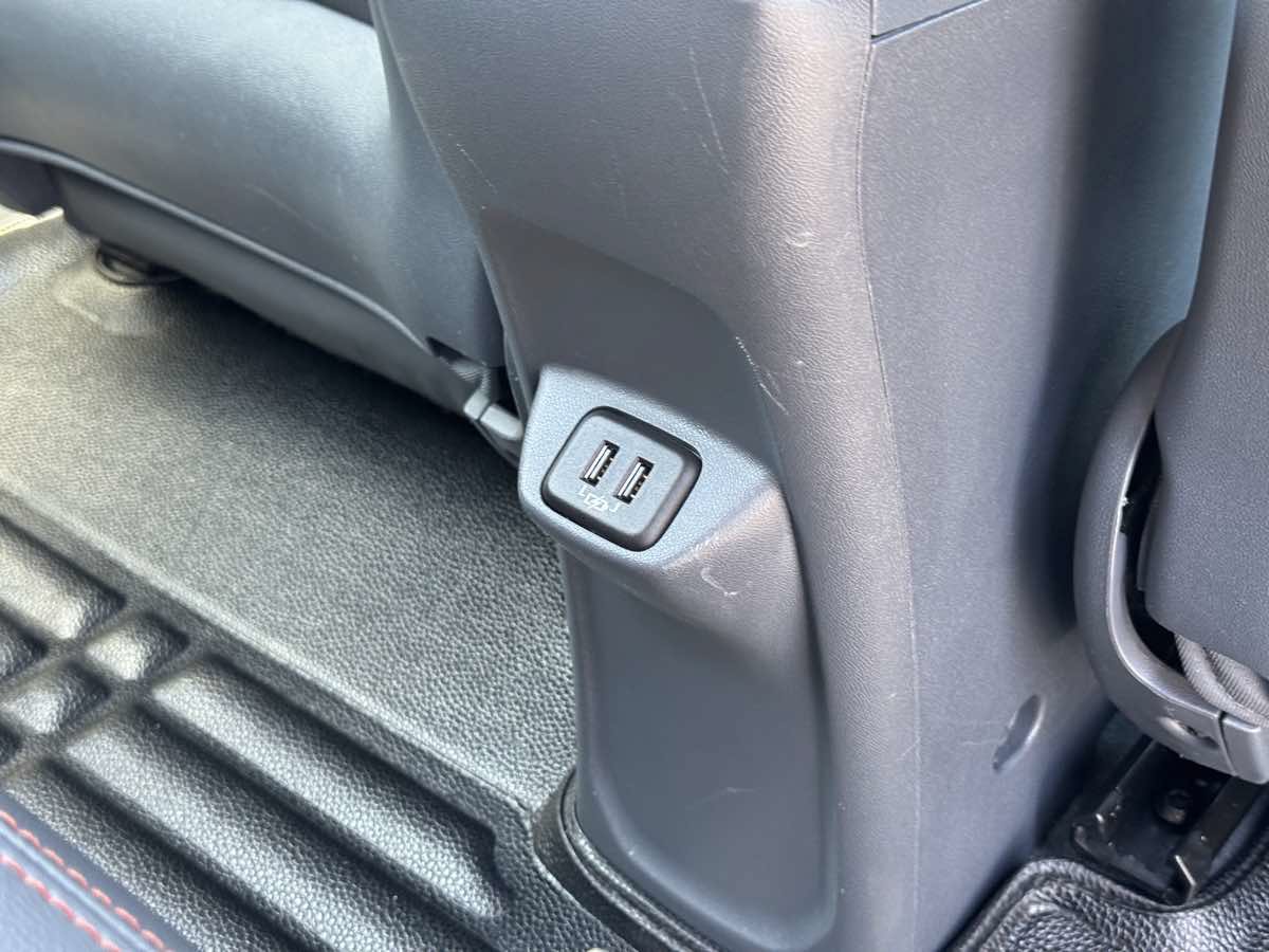 Used 2019 Chevrolet Bolt Premier w/ Infotainment Package FWD image 17