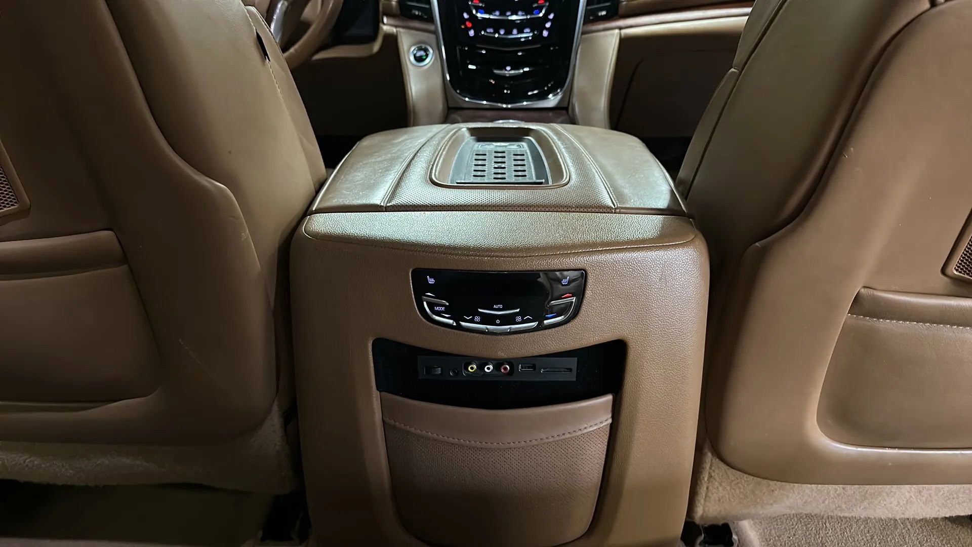 Used 2016 Cadillac Escalade Platinum image 28