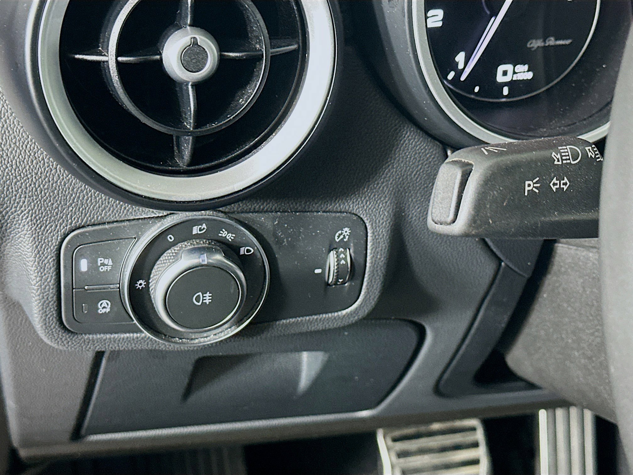 Used 2023 Alfa Romeo Stelvio Ti image 17