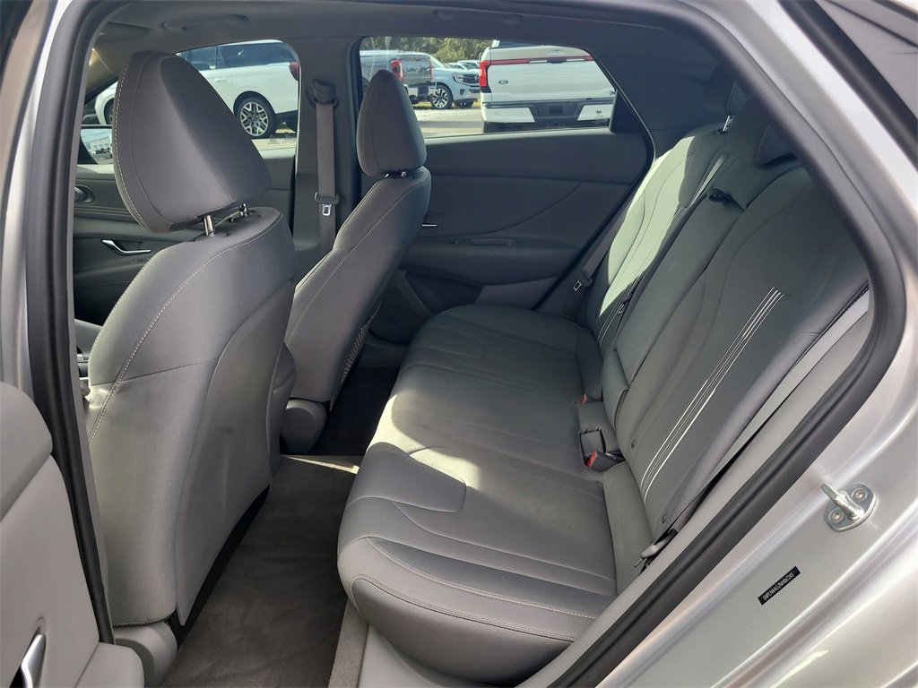 Used 2022 Hyundai Elantra SEL w/ Convenience + Premium Package image 10