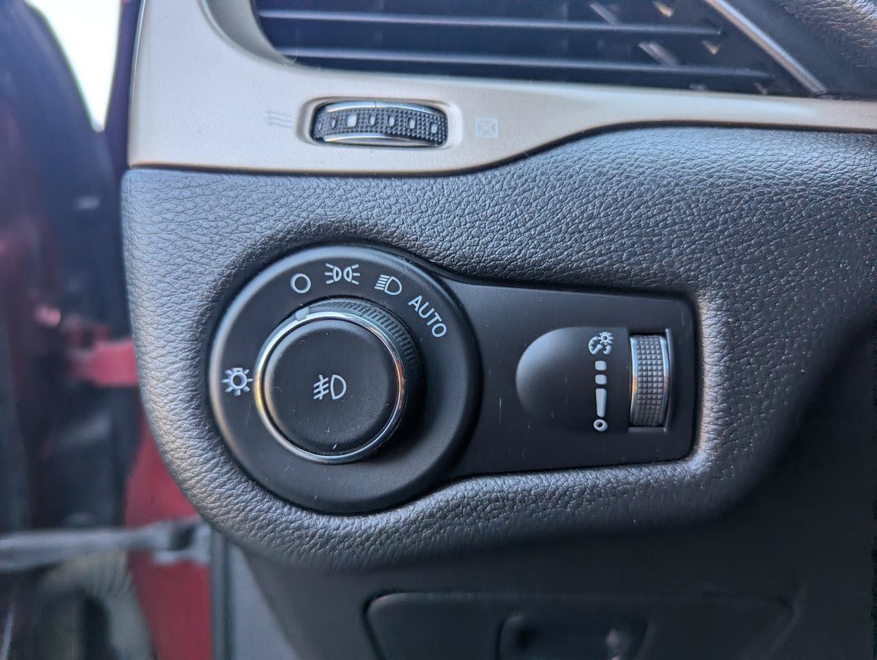 Used 2018 Jeep Cherokee Latitude w/ Cold Weather Group AWD/4WD image 16