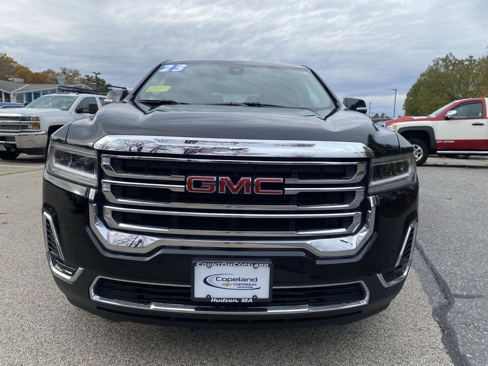 Used 2023 GMC Acadia SLE image 2