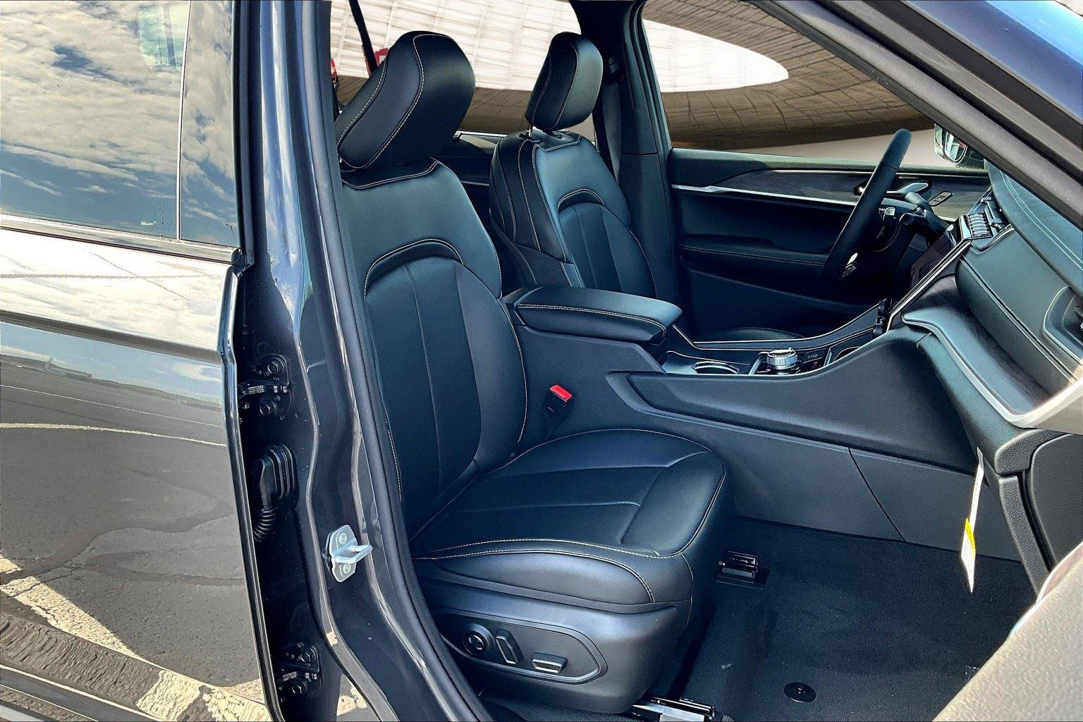 New 2025 Jeep Grand Cherokee L Limited w/ Luxury Tech Group II image 10