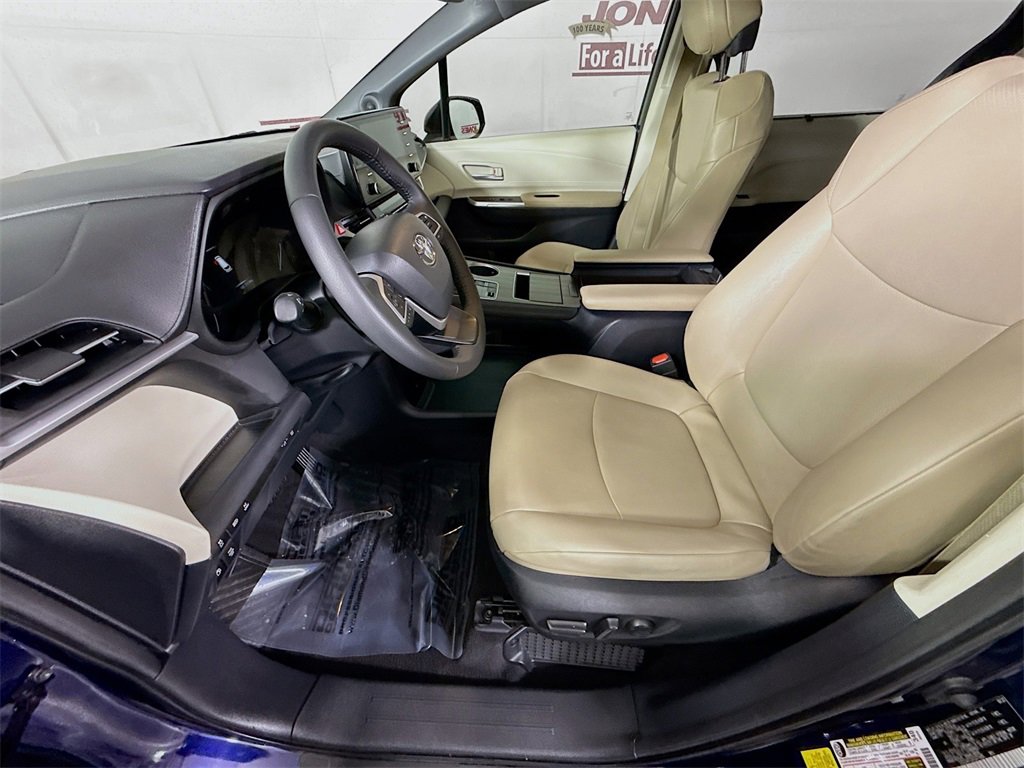 Certified 2023 Toyota Sienna XLE image 28