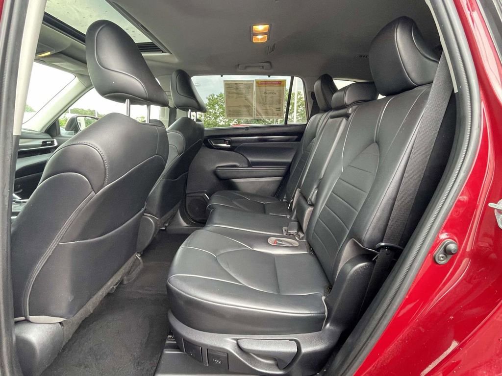 Used 2021 Toyota Highlander XLE AWD/4WD image 15