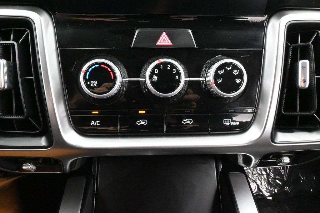 Used 2023 Kia Sorento LX FWD image 24