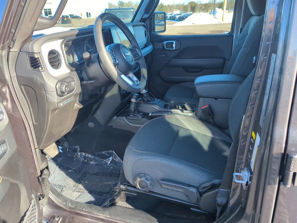 Used 2025 Jeep Wrangler Unlimited Sahara w/ Safety Group image 34