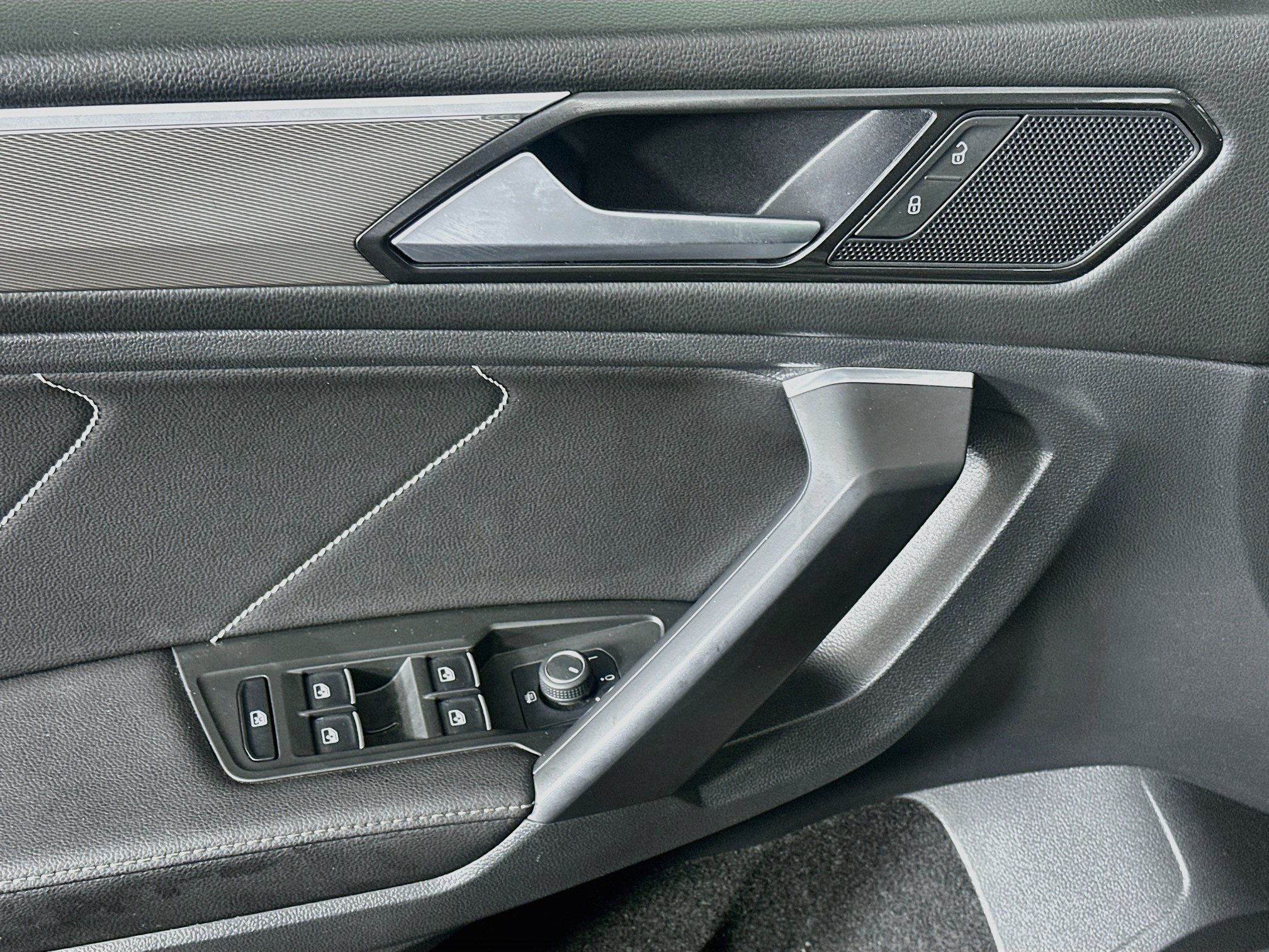 Used 2023 Volkswagen Tiguan SE R-Line FWD image 15