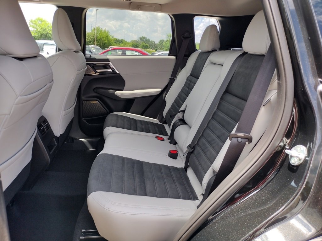 New 2025 Mitsubishi Outlander SE image 9