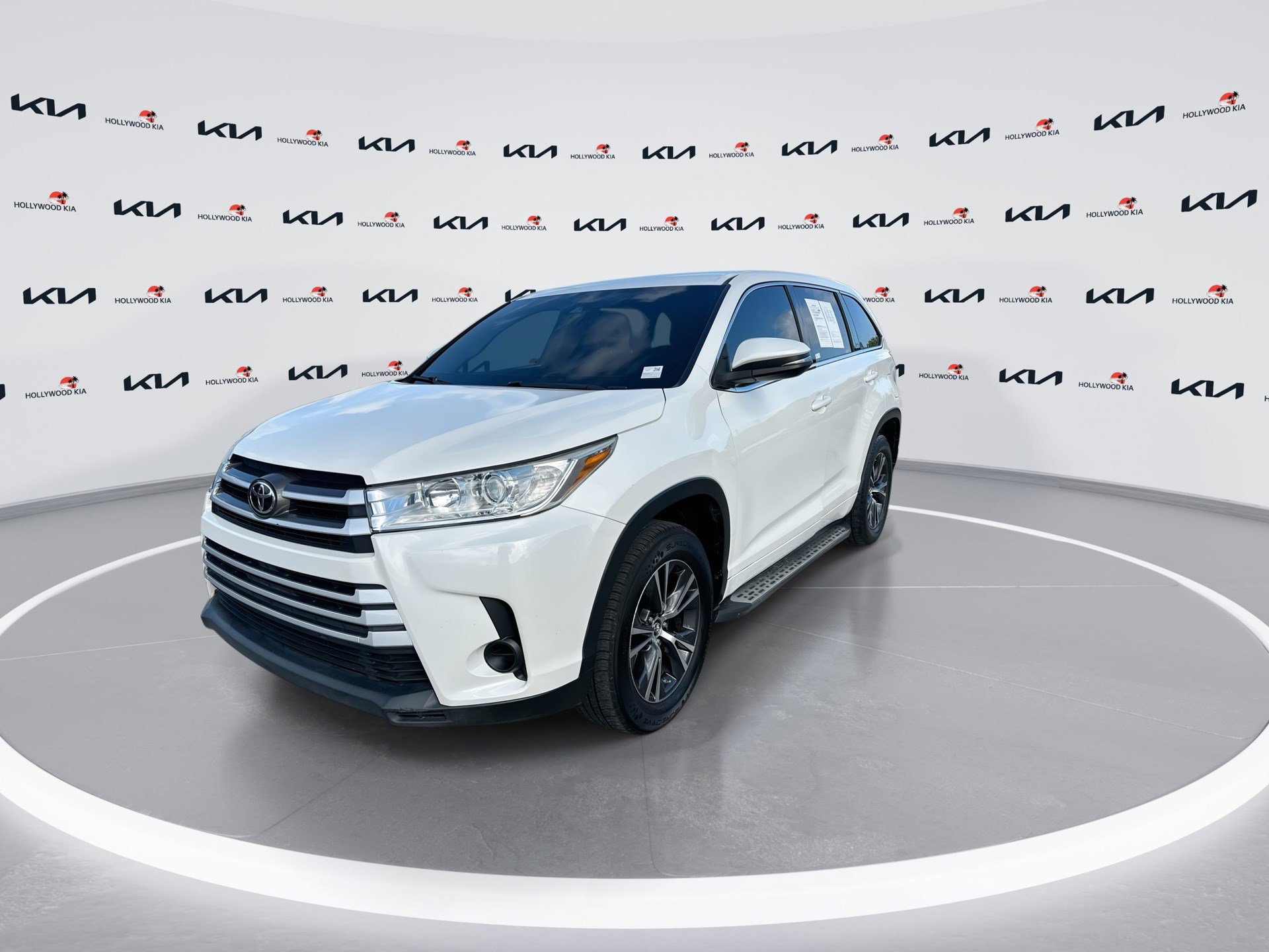 Used 2018 Toyota Highlander LE image 4