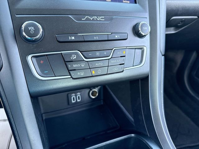 Used 2020 Ford Fusion SE w/ Equipment Group 151A FWD image 18