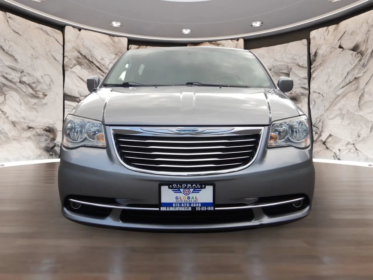 Used 2016 Chrysler Town & Country Touring w/ Driver Convenience Group FWD image 2