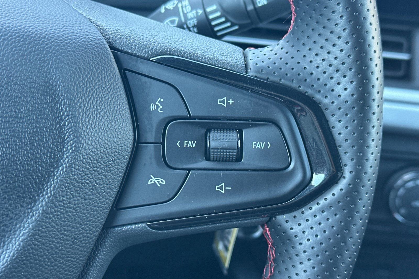 Used 2025 Chevrolet Trax RS image 38