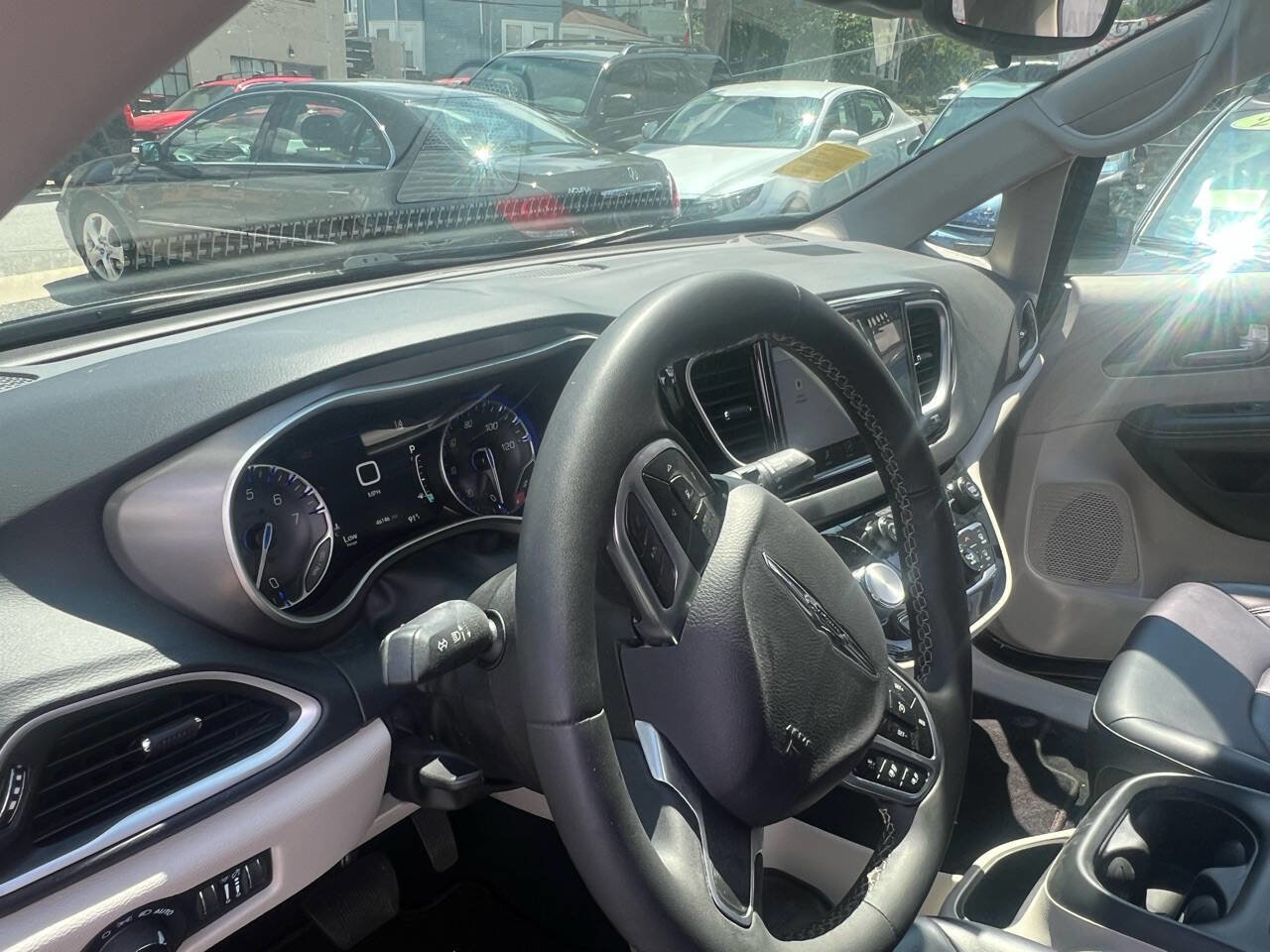 Used 2023 Chrysler Pacifica Touring-L image 24