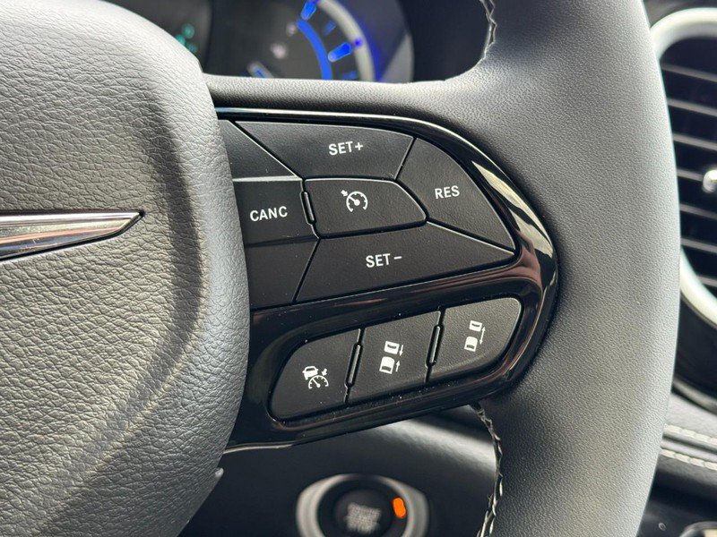 Used 2024 Chrysler Pacifica Premium FWD image 20