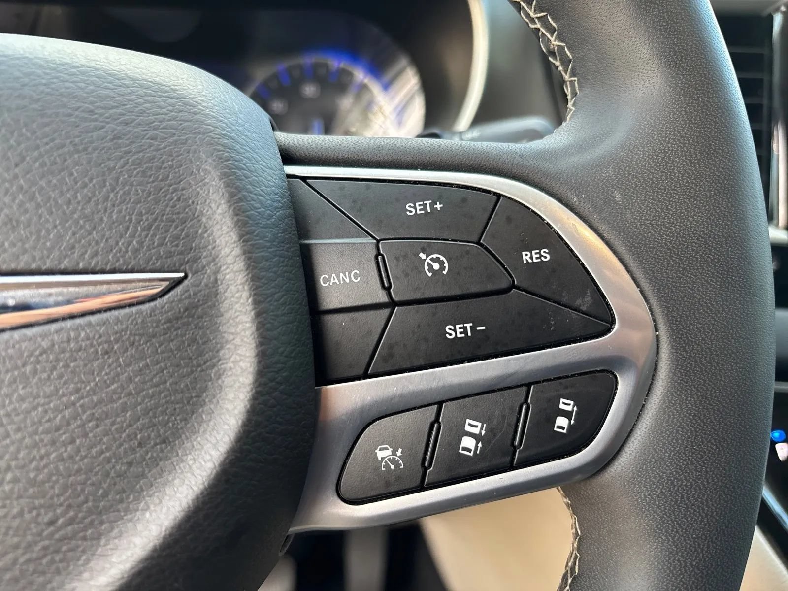 Used 2024 Chrysler Pacifica Touring-L FWD image 16