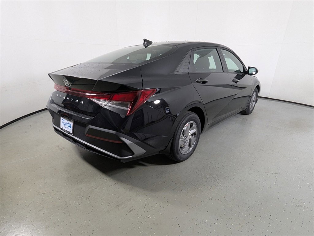 Certified 2025 Hyundai Elantra SE image 7