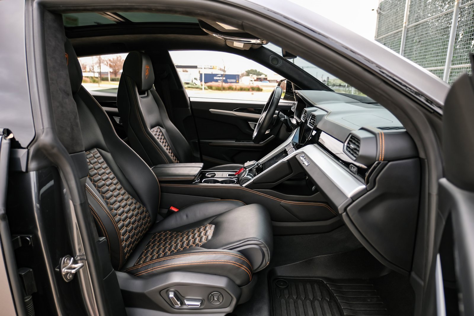 Used 2020 Lamborghini Urus image 34