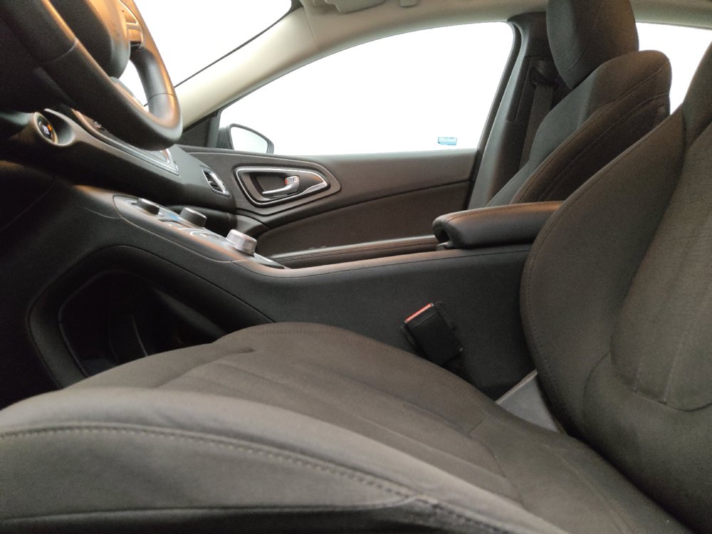 Used 2016 Chrysler 200 Limited FWD image 17