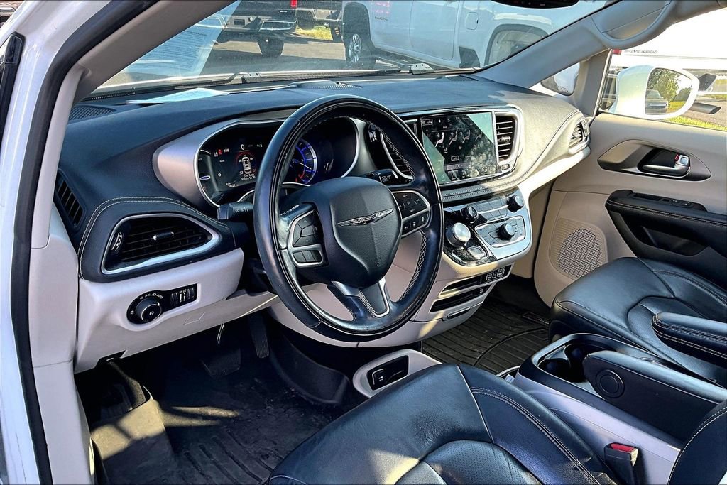 Used 2022 Chrysler Pacifica Touring-L w/ Uconnect Theater Family Group FWD image 4