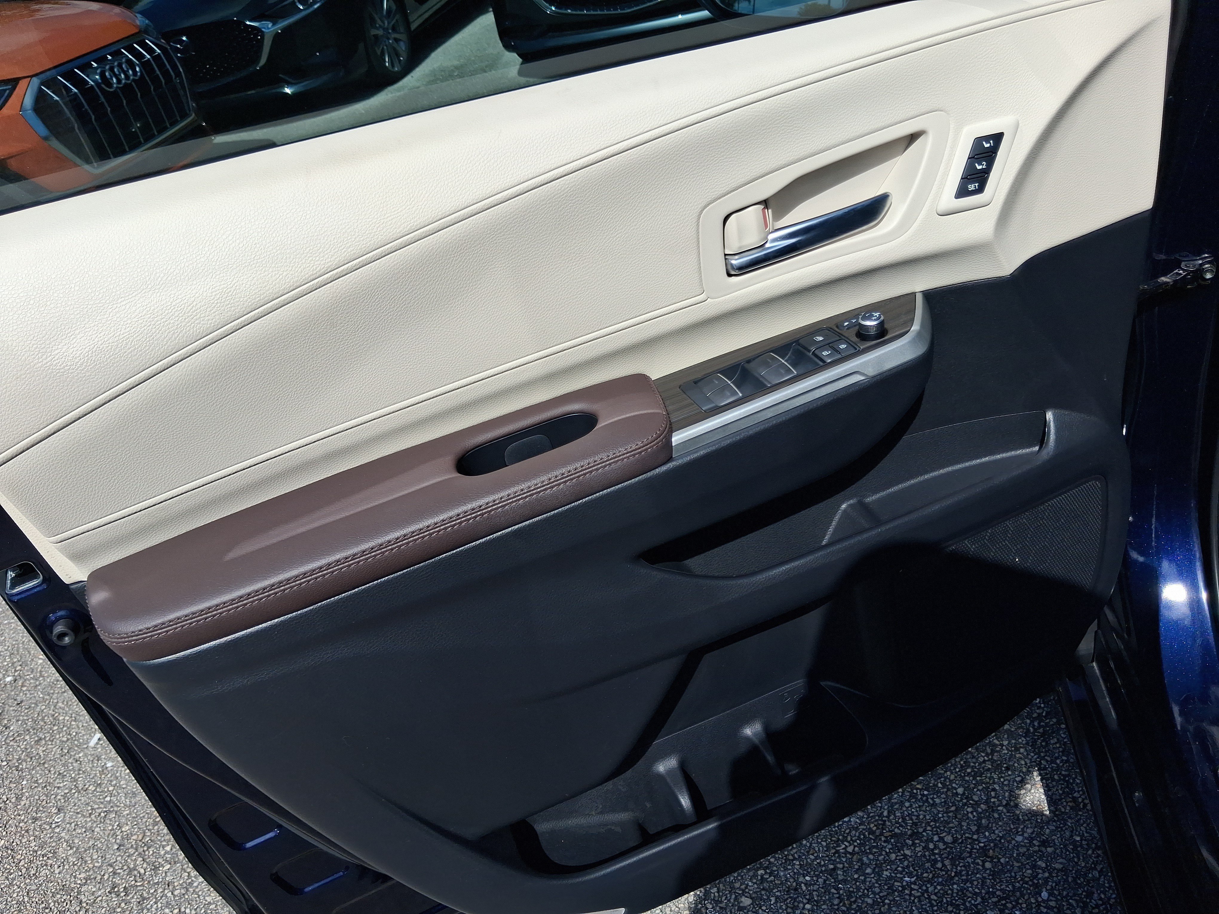 Used 2024 Toyota Sienna Platinum FWD image 10