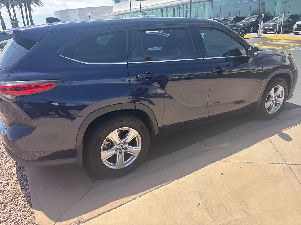 Used 2022 Toyota Highlander LE AWD/4WD image 3