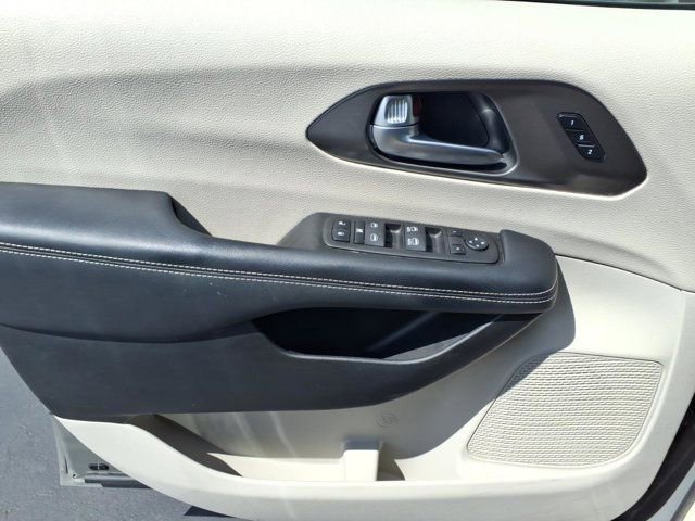 Used 2023 Chrysler Pacifica Touring-L FWD image 22