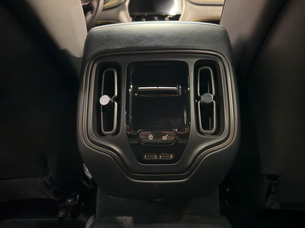 Used 2021 Aston Martin DBX image 25