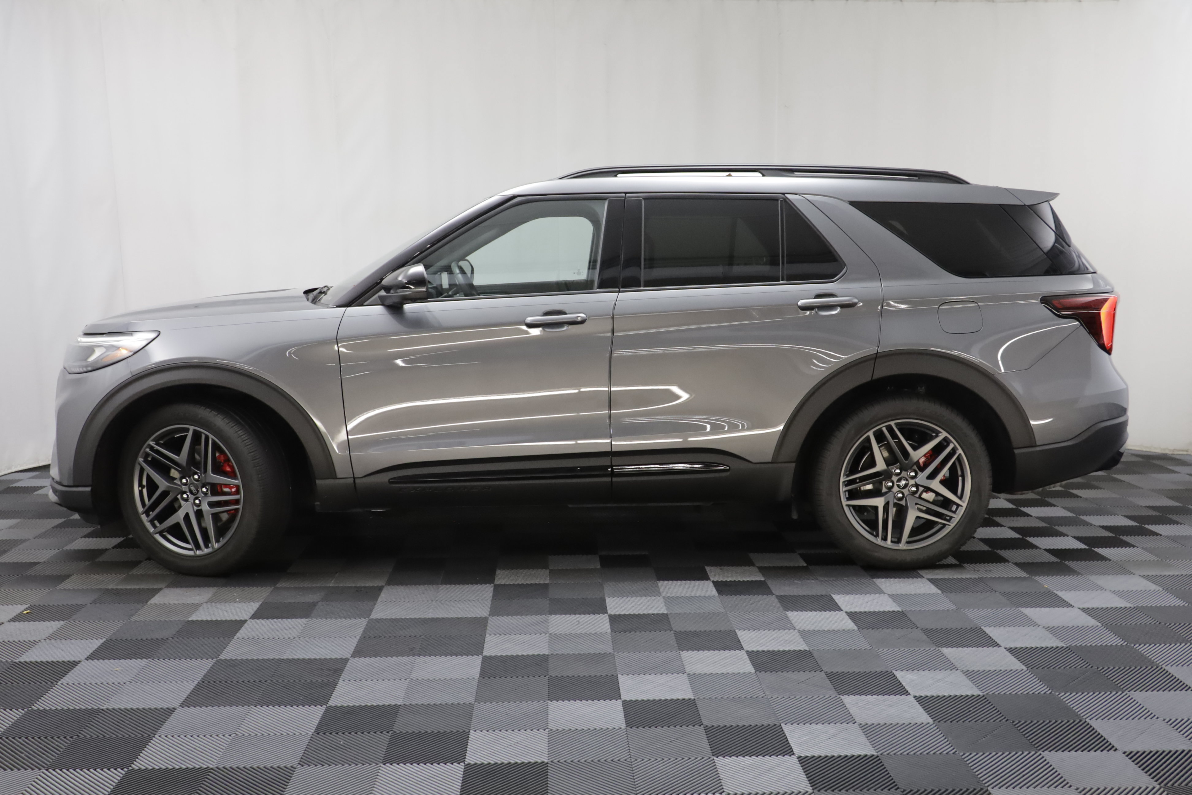 Used 2025 Ford Explorer ST AWD/4WD image 4