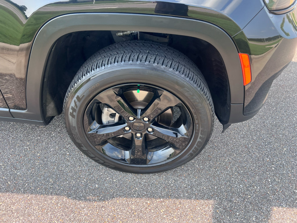 Used 2024 Jeep Grand Cherokee L Altitude RWD image 11