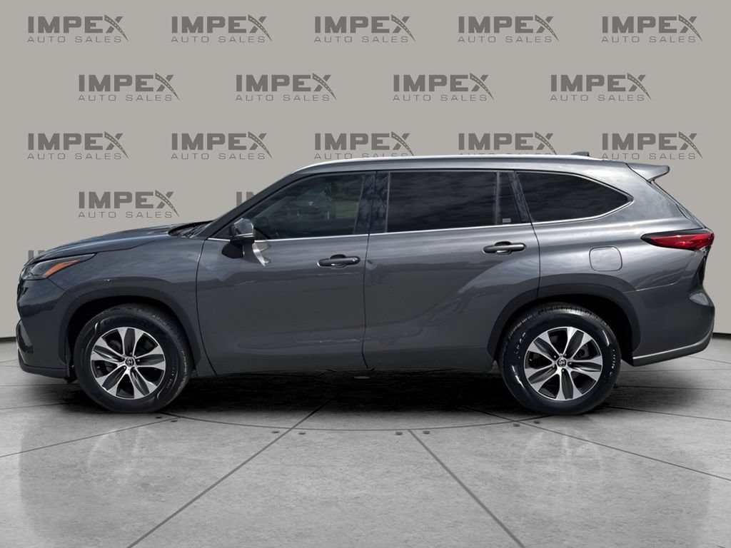 Used 2022 Toyota Highlander XLE FWD image 2