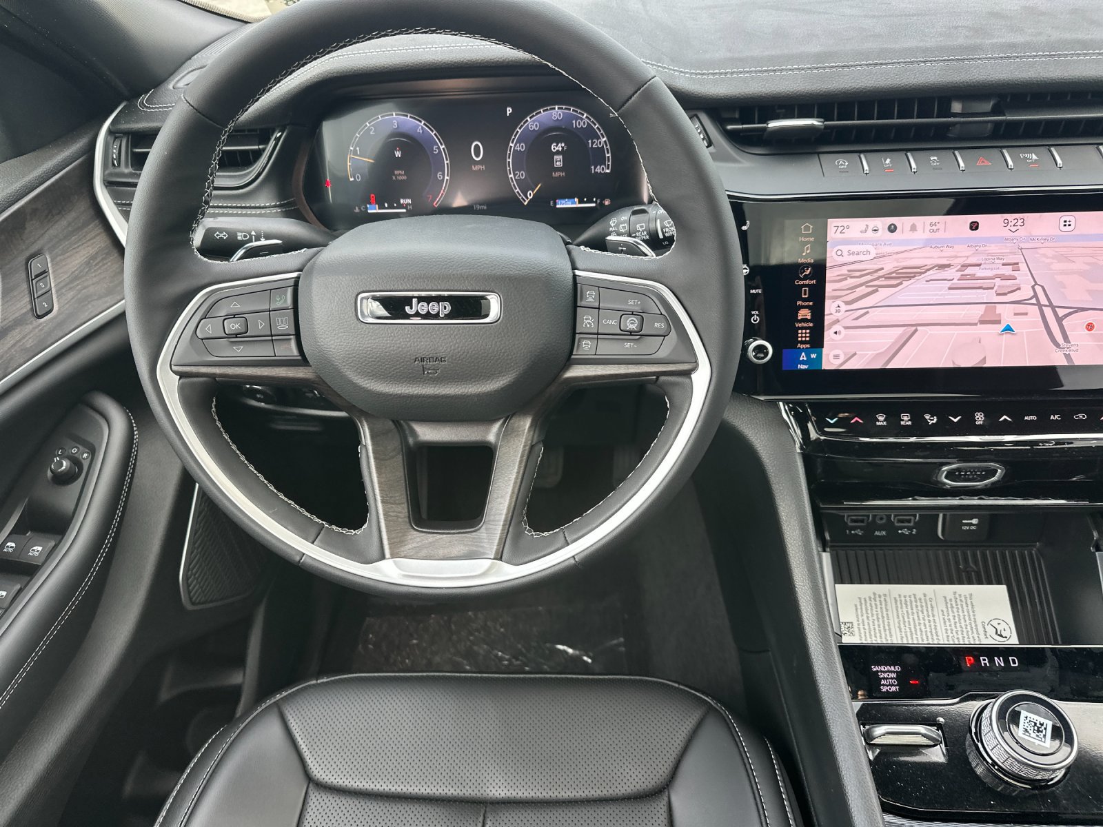 New 2026 Jeep Grand Cherokee L Limited w/ Luxury Tech Group II AWD/4WD image 14