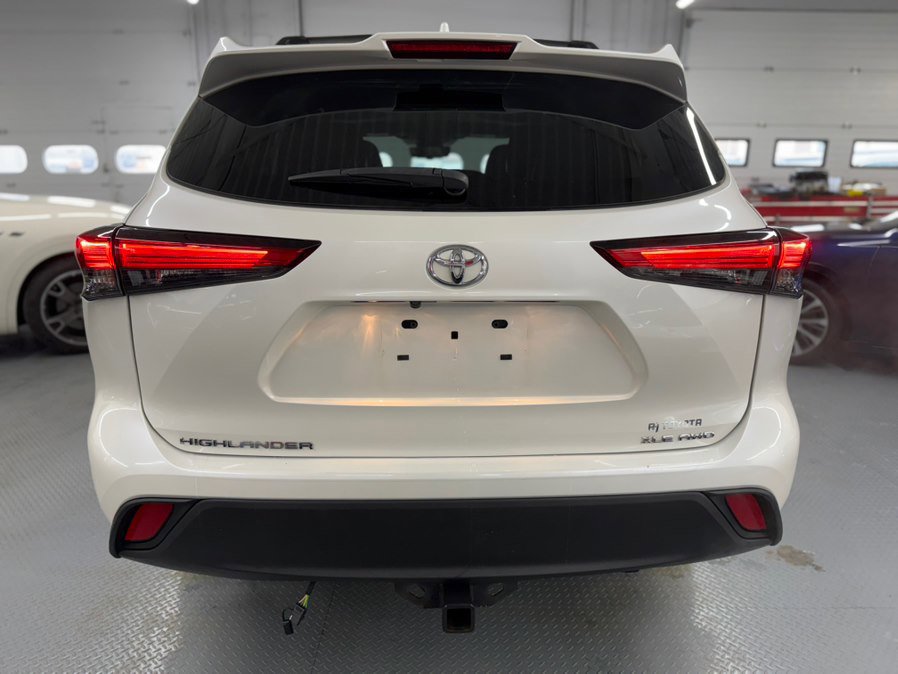 Used 2021 Toyota Highlander XLE AWD/4WD image 9