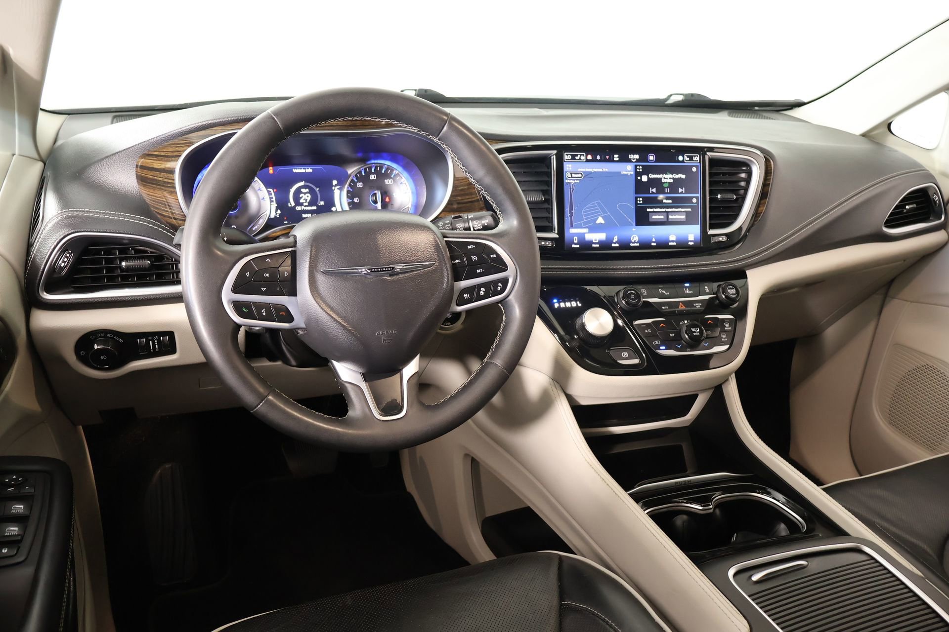 Used 2023 Chrysler Pacifica Limited image 2