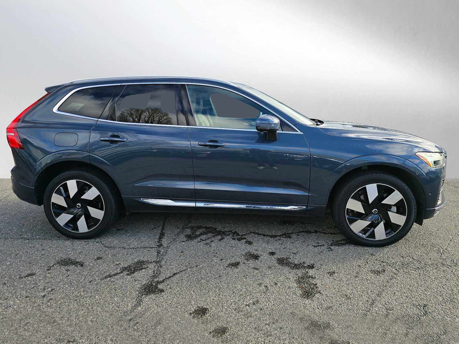 Certified 2023 Volvo XC60 T8 Plus image 2